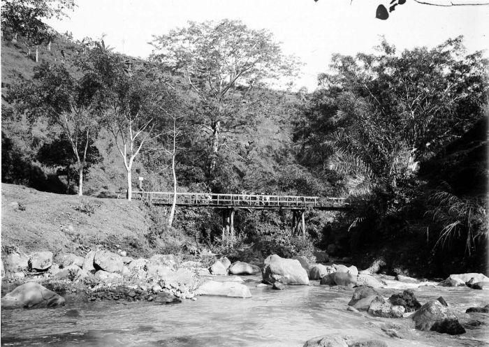 File:COLLECTIE TROPENMUSEUM Brug over de rivier Setro te Salatiga Midden-Java TMnr 10007669.jpg