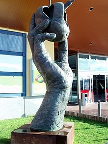 File:FOTO ESTATUA EQUINOCCIO.jpg