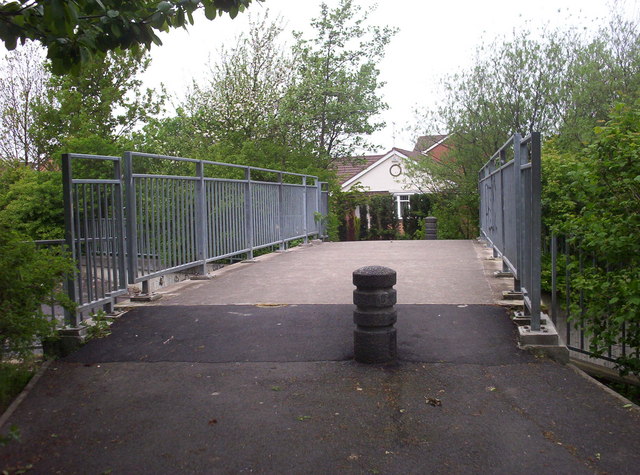 File:Footbridge - geograph.org.uk - 173186.jpg