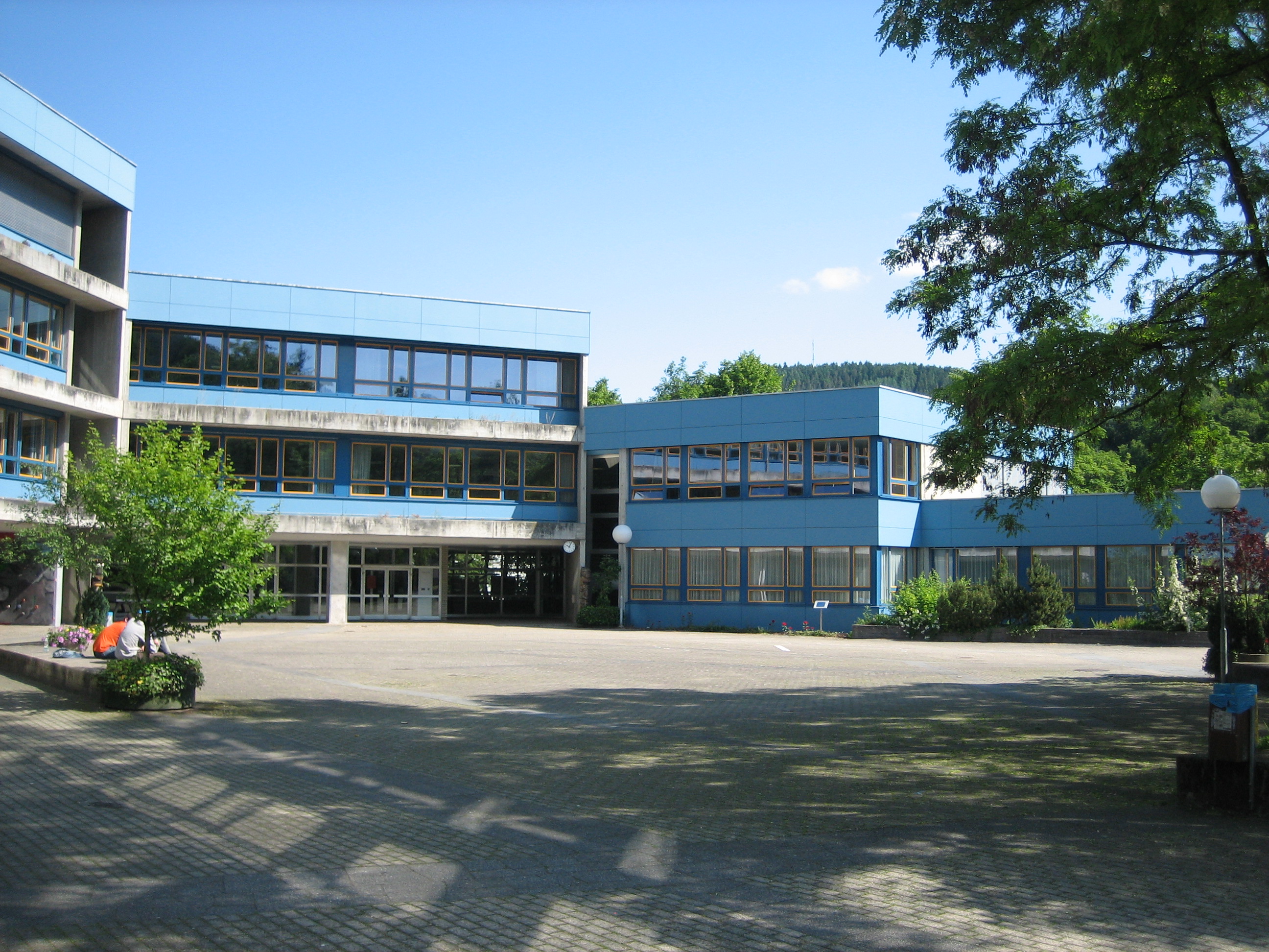 Das Bild zeigt den Schulhof des de:Gymnasium Schramberg