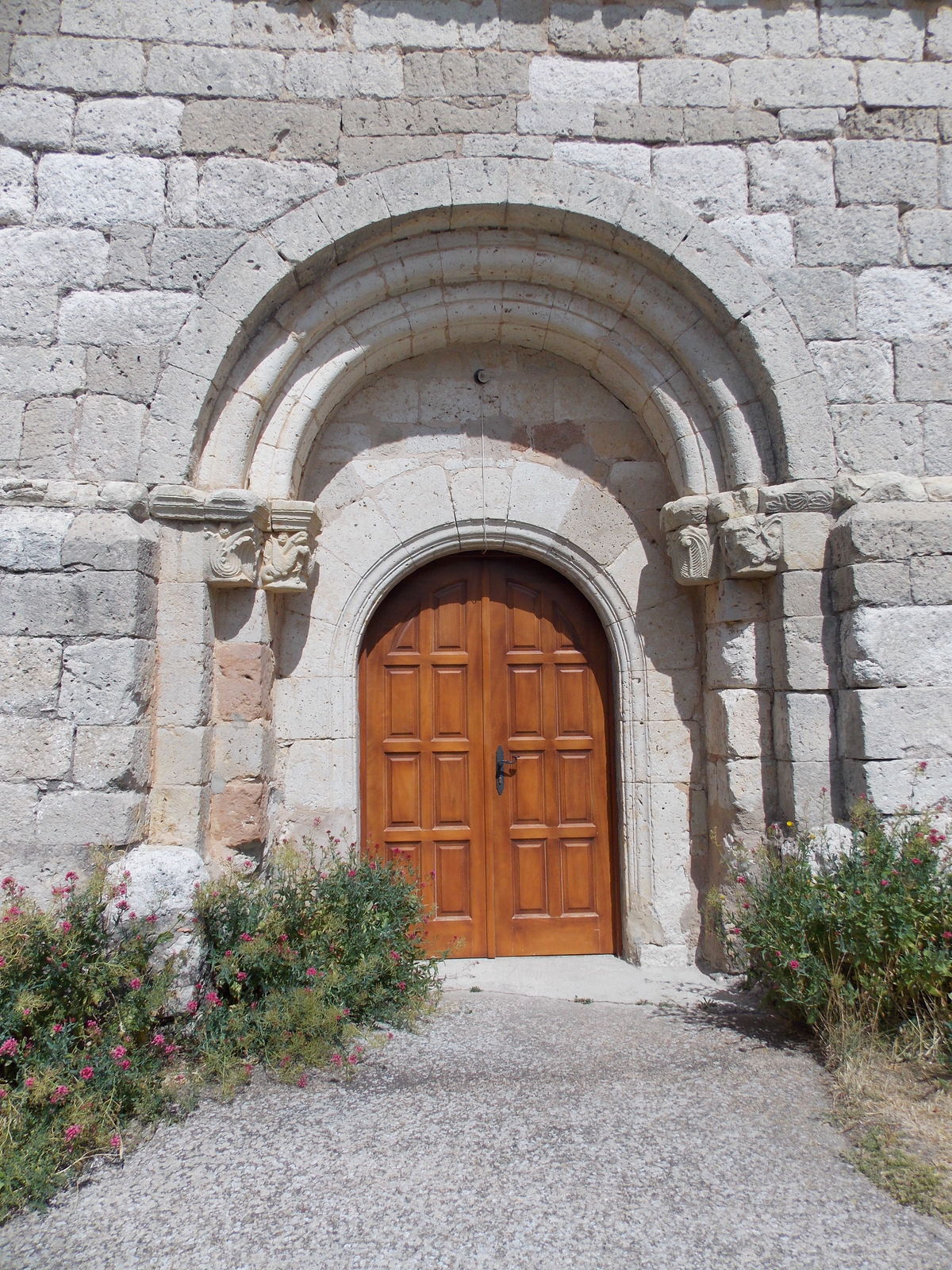 File:Iglesia de san martin obispo villaute  - Wikimedia Commons