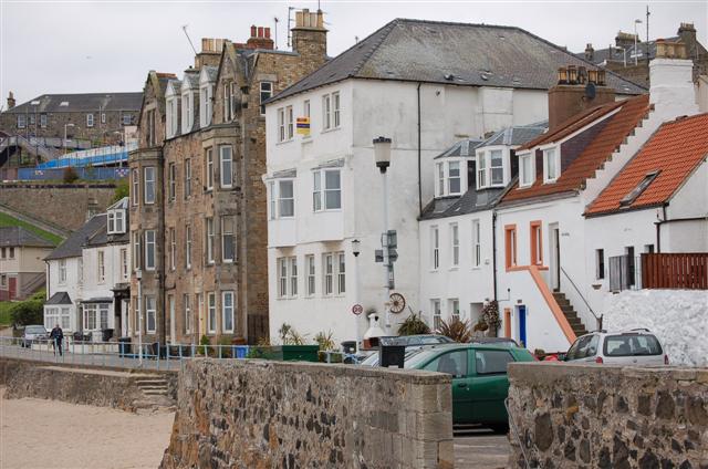 File:Kinghorn - geograph.org.uk - 423836.jpg