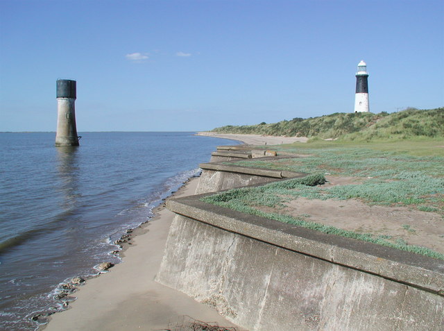 File:Lighthouses at Spurn Head - geograph.org.uk - 200519.jpg