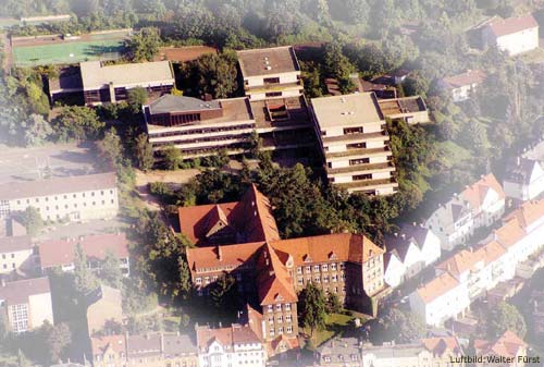 Luftbild vom Gelände des Stefan-George-Gymnasiums in Bingen am Rhein.