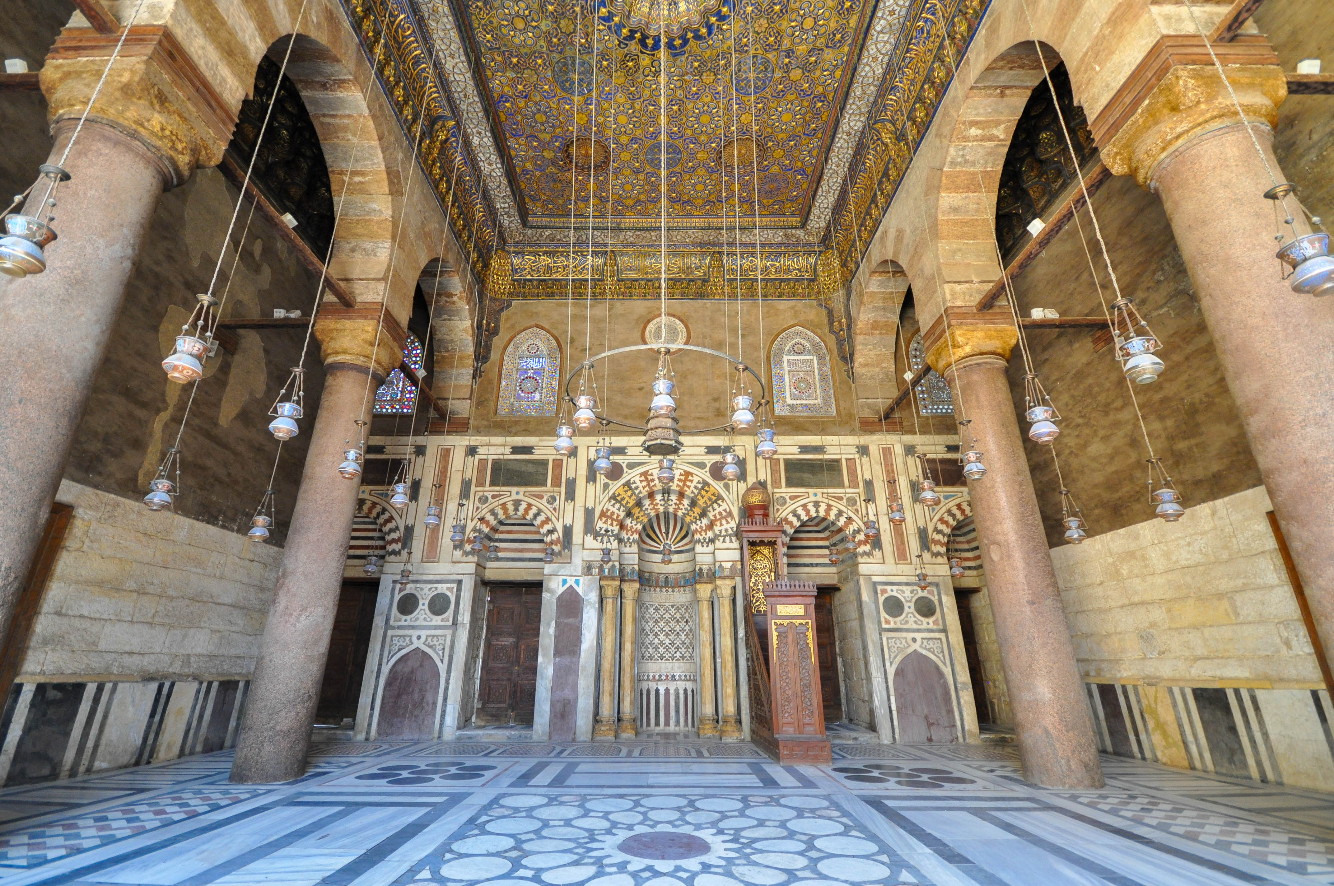 Mihrab ru. Михраб в Каабе. Каир мечеть Султана Калауна. Мечеть михраб Калауна Каир. Мечеть-медресе Султана Хасана.