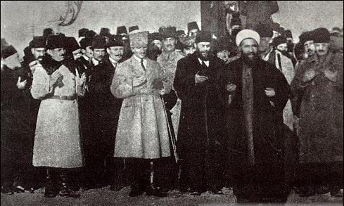 File:Mustafa Kemal in front of the building of the Vilayet of Ankara, praying.jpg