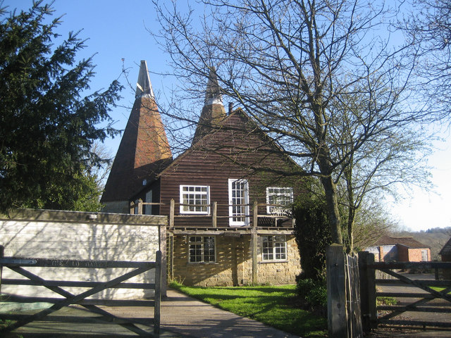 File:Oast in Hawkhurst.jpg