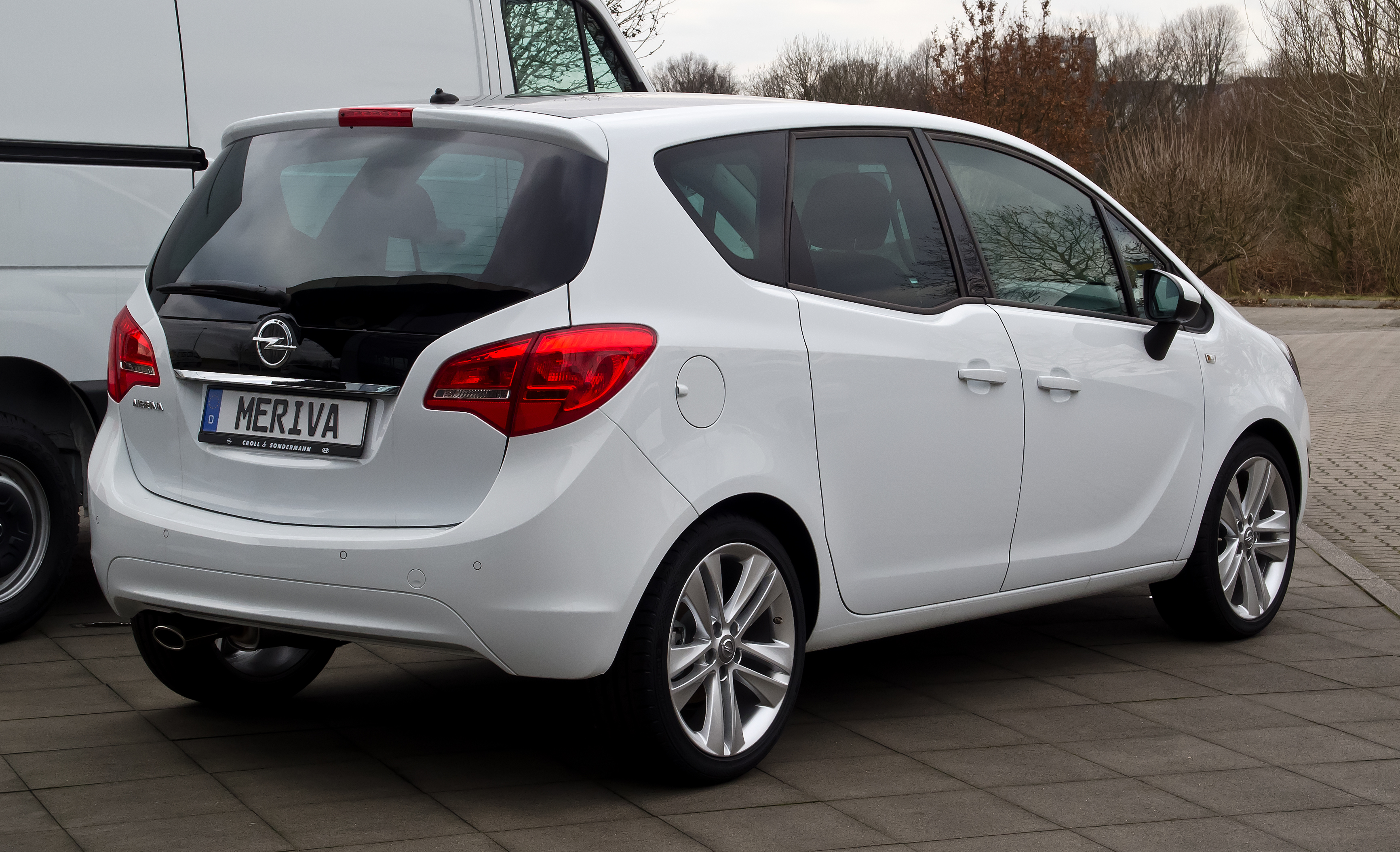 https://upload.wikimedia.org/wikipedia/commons/e/ed/Opel_Meriva_1.4_Design_Edition_%28B%29_%E2%80%93_Heckansicht%2C_11._M%C3%A4rz_2012%2C_Heiligenhaus.jpg