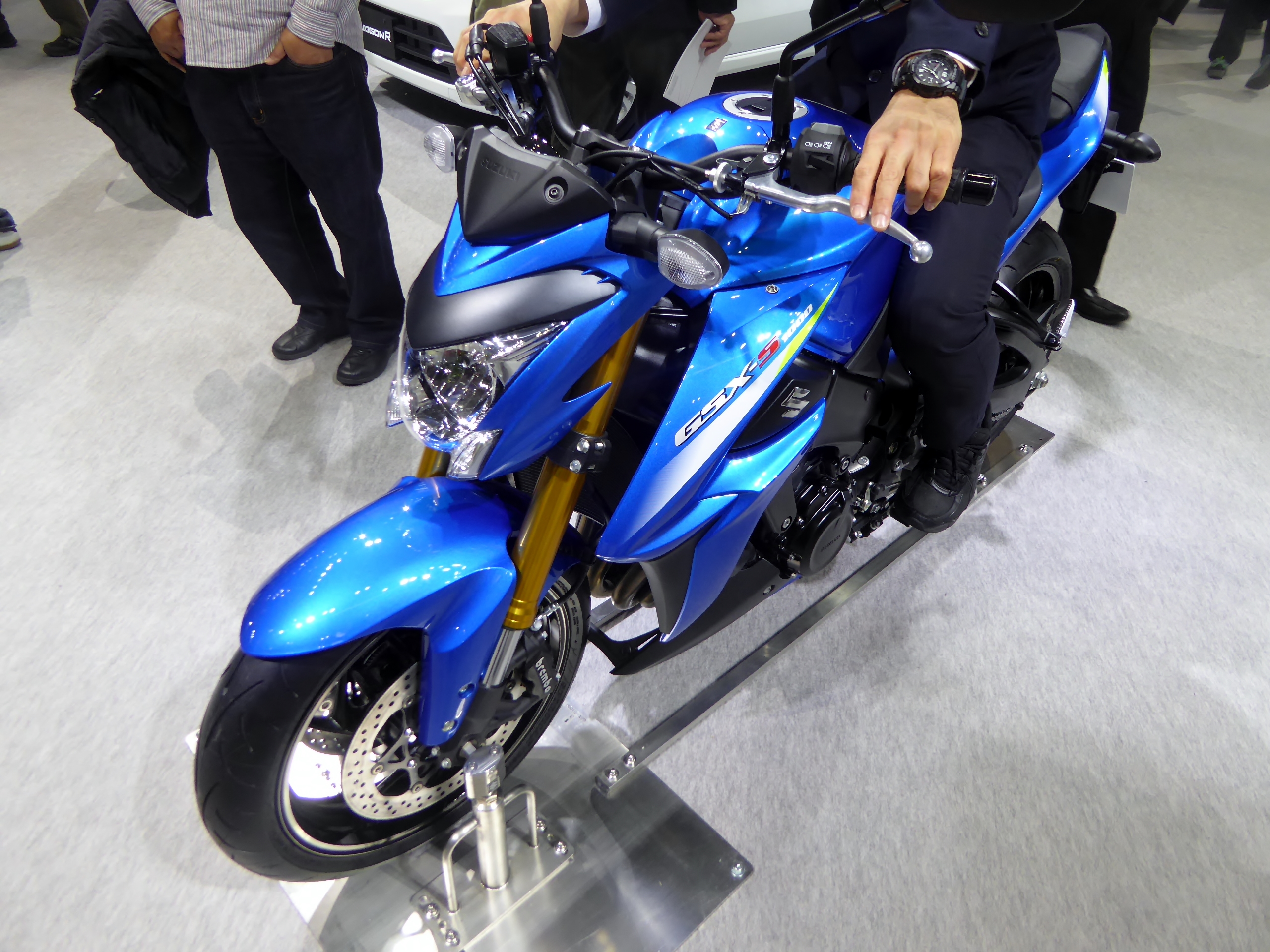 Suzuki GSX-S1000 - Wikipedia