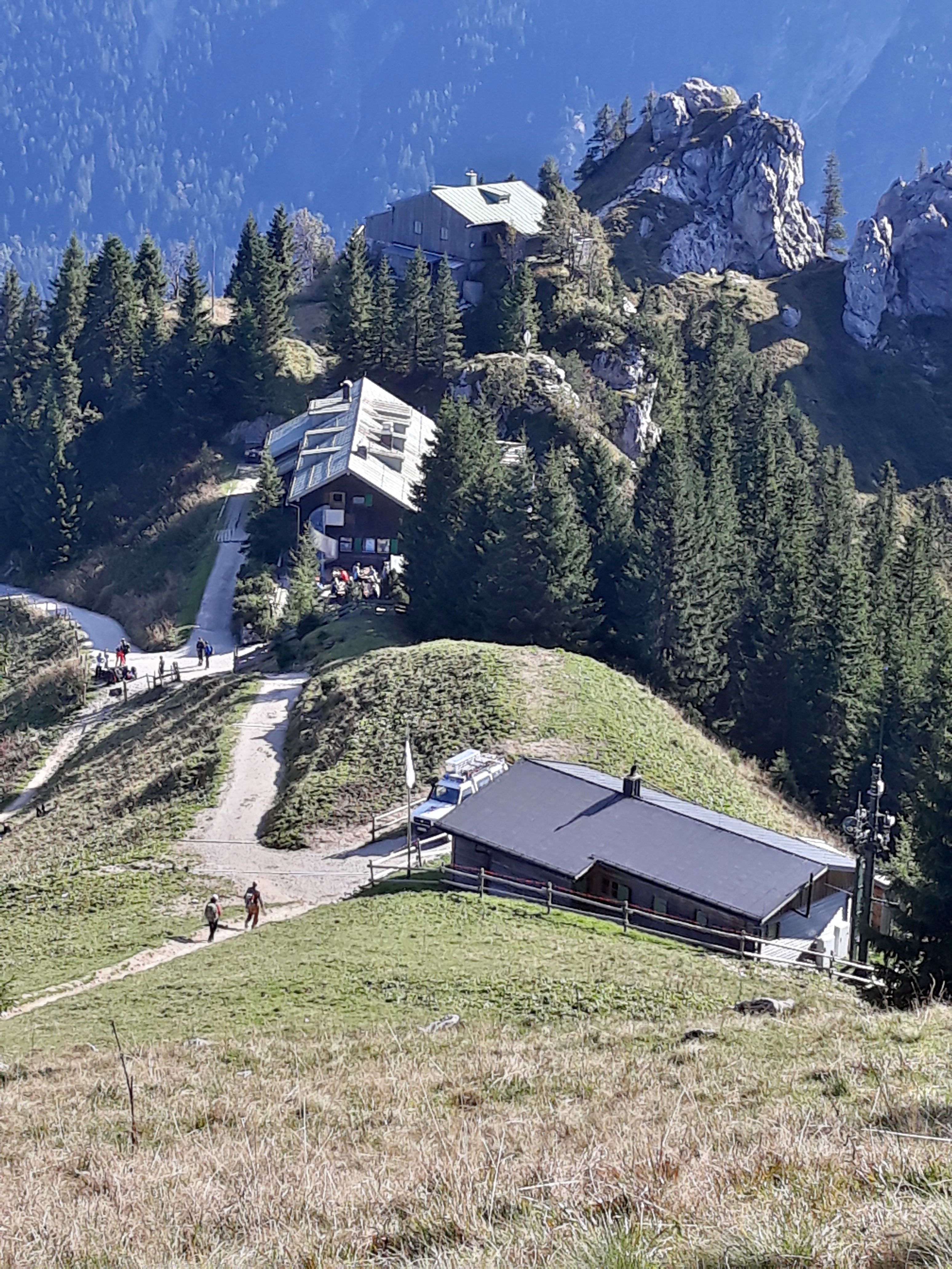 Die Pürschlinghäuser: Mitte das August-Schuster-Haus, Oben das Bergländerhaus, beide Deutscher Alpen...