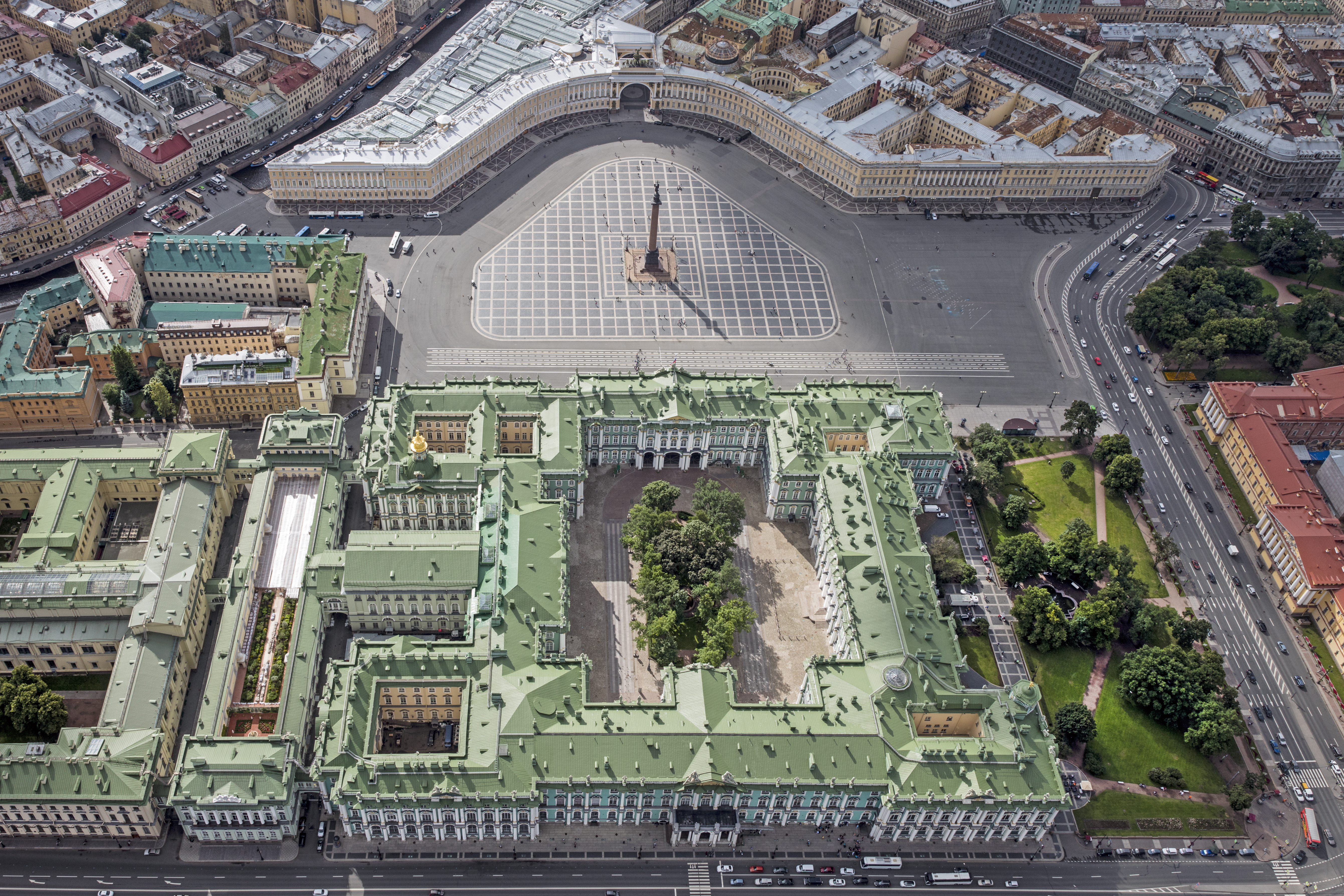Вид на Зимний дворец и Дворцовую площадь с высоты