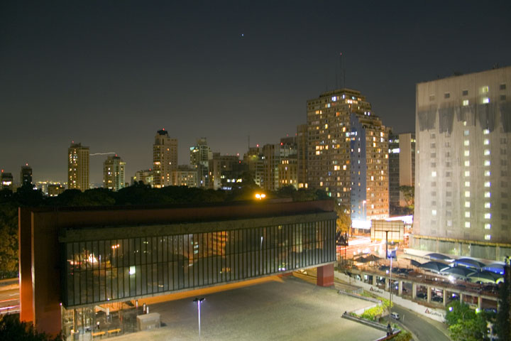 File:São Paulo Museum of Art, Brazil at nighttime.jpg