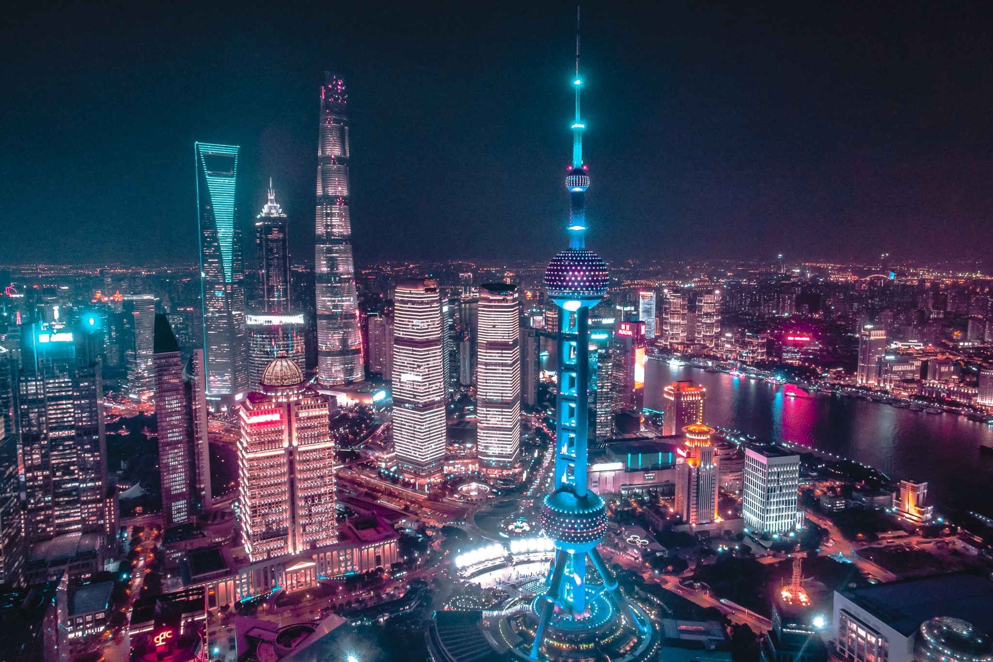 https://upload.wikimedia.org/wikipedia/commons/e/ed/Shanghai_skyline_2018%28cropped%29.jpg