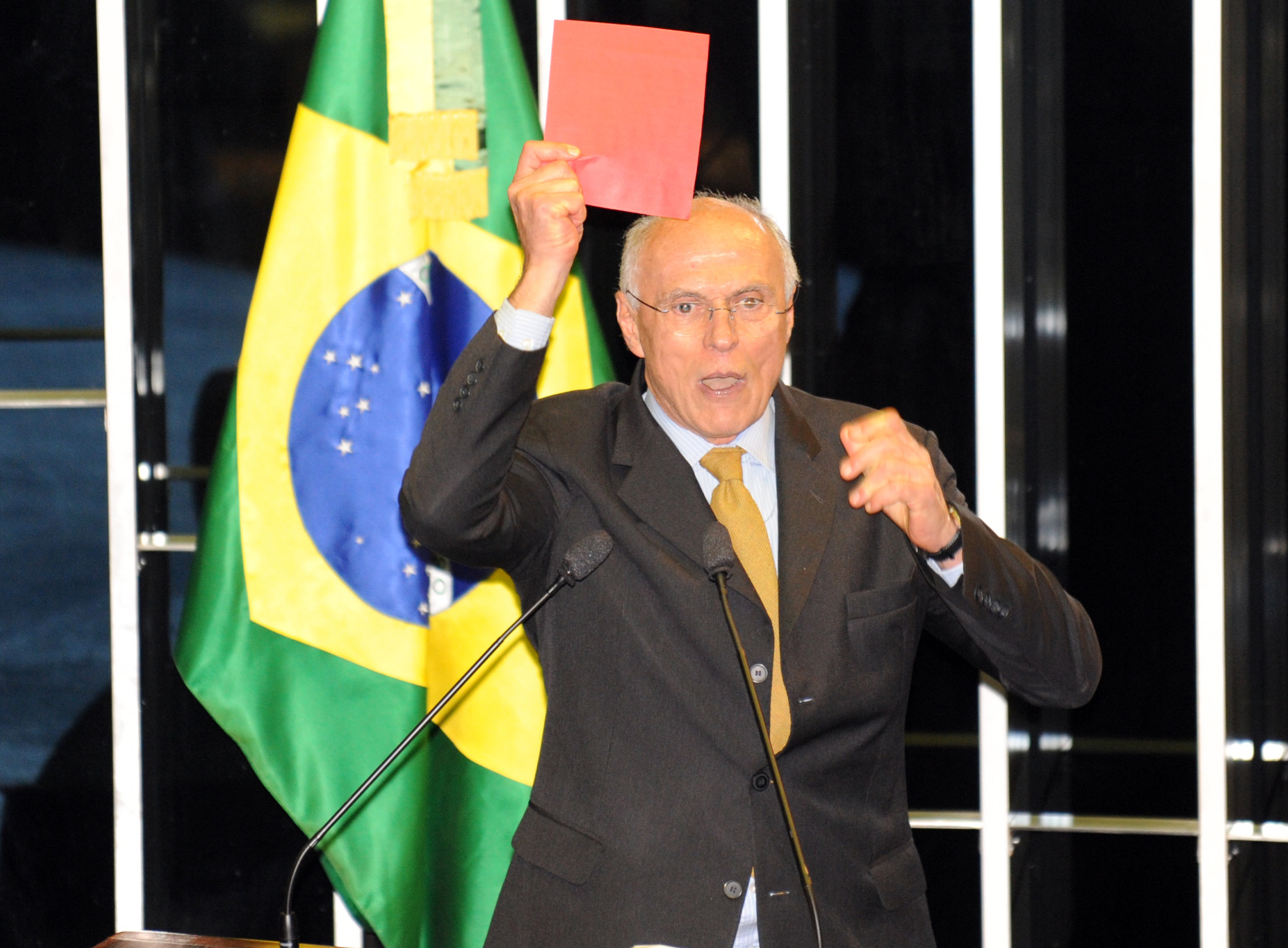 O senador Eduardo Suplicy mostra, em plenário, um [[cartão vermelho