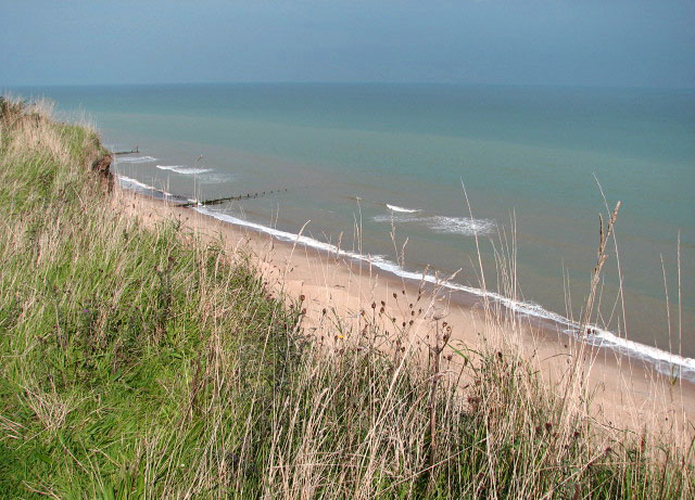 A glimpse of beach - geograph.org.uk - 968032