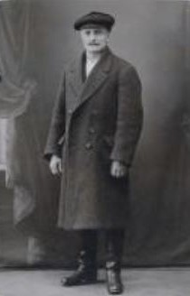 Adam Malm päästyään vankilasta vuonna 1920.