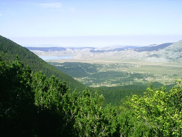 File:Blidinjsko polje a Blidinjsko jezero mezi pohorimi Cvrsnica.jpg