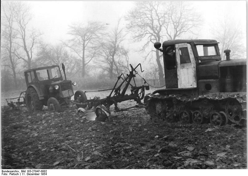 File:Bundesarchiv Bild 183-27947-0002, Kessin, Traktorist beim Pflügen.jpg