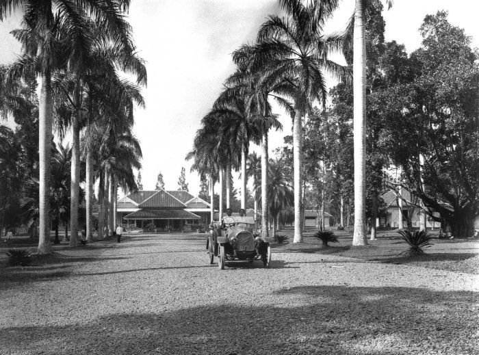 File:COLLECTIE TROPENMUSEUM De Regent van Tjiandjoer en zijn echtgenote voor hun huis in een auto van het merk Opel TMnr 60019212.jpg