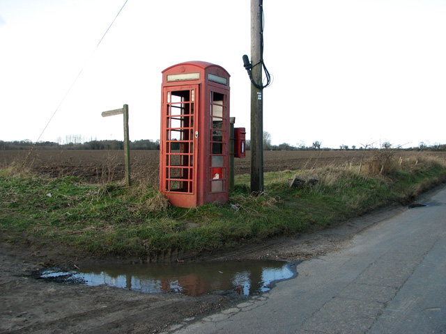 File:Disused K6 telephone box, Catfield - geograph.org.uk - 2811975.jpg