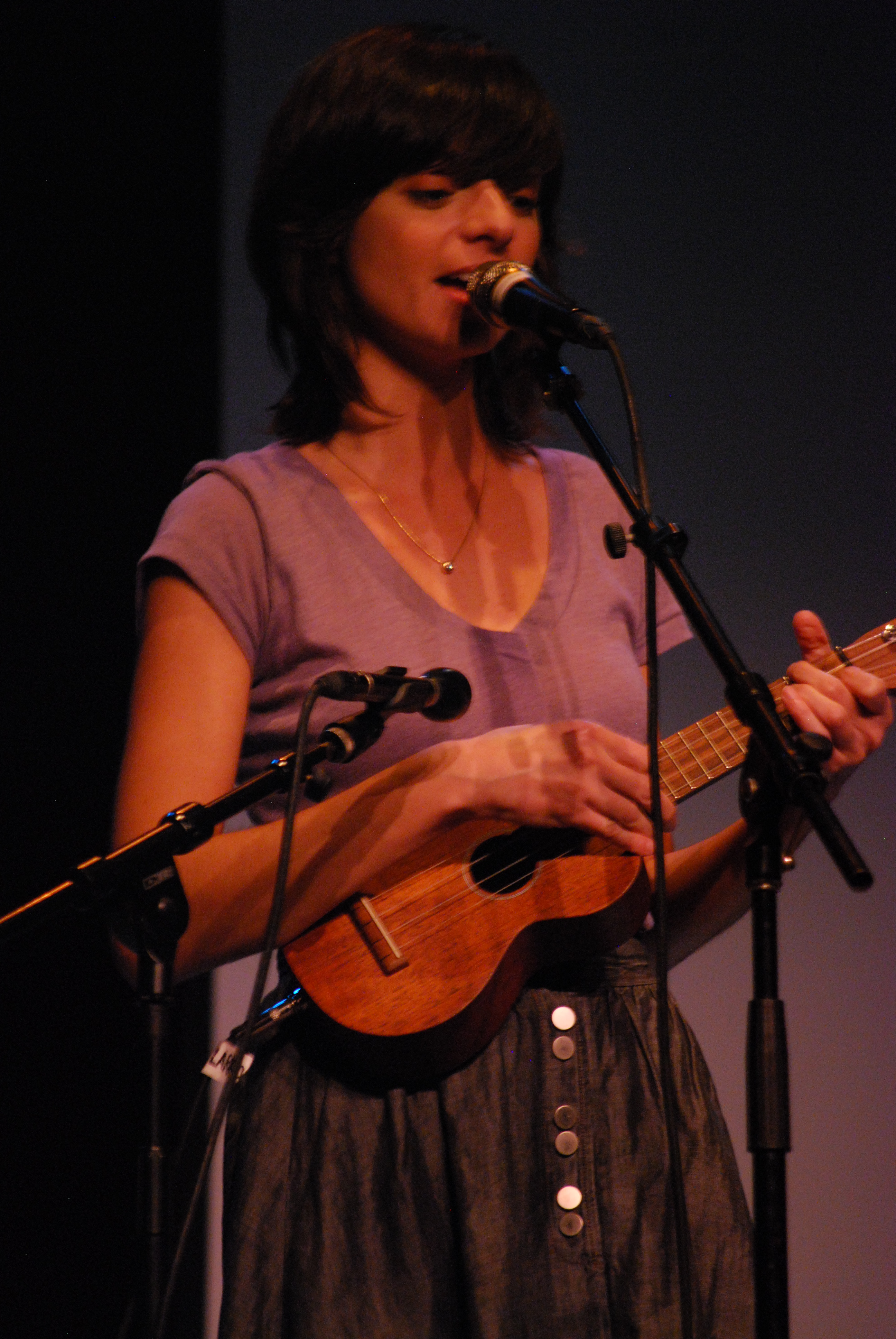Кейт Микуччи выступление с гитарой