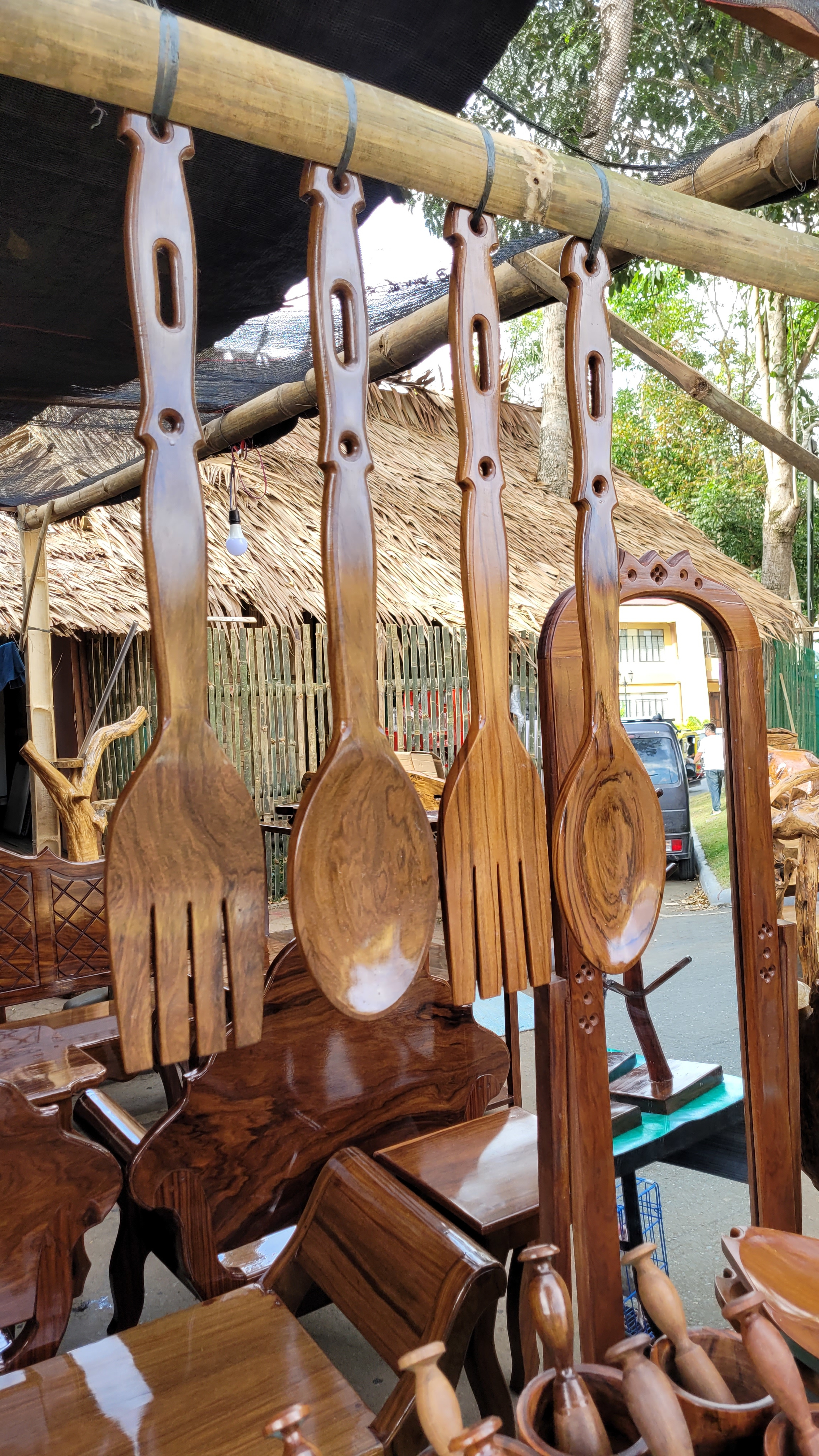 https://upload.wikimedia.org/wikipedia/commons/e/ee/Giant_decorative_wooden_spoons_and_forks_from_Bukidnon%2C_Philippines.jpg