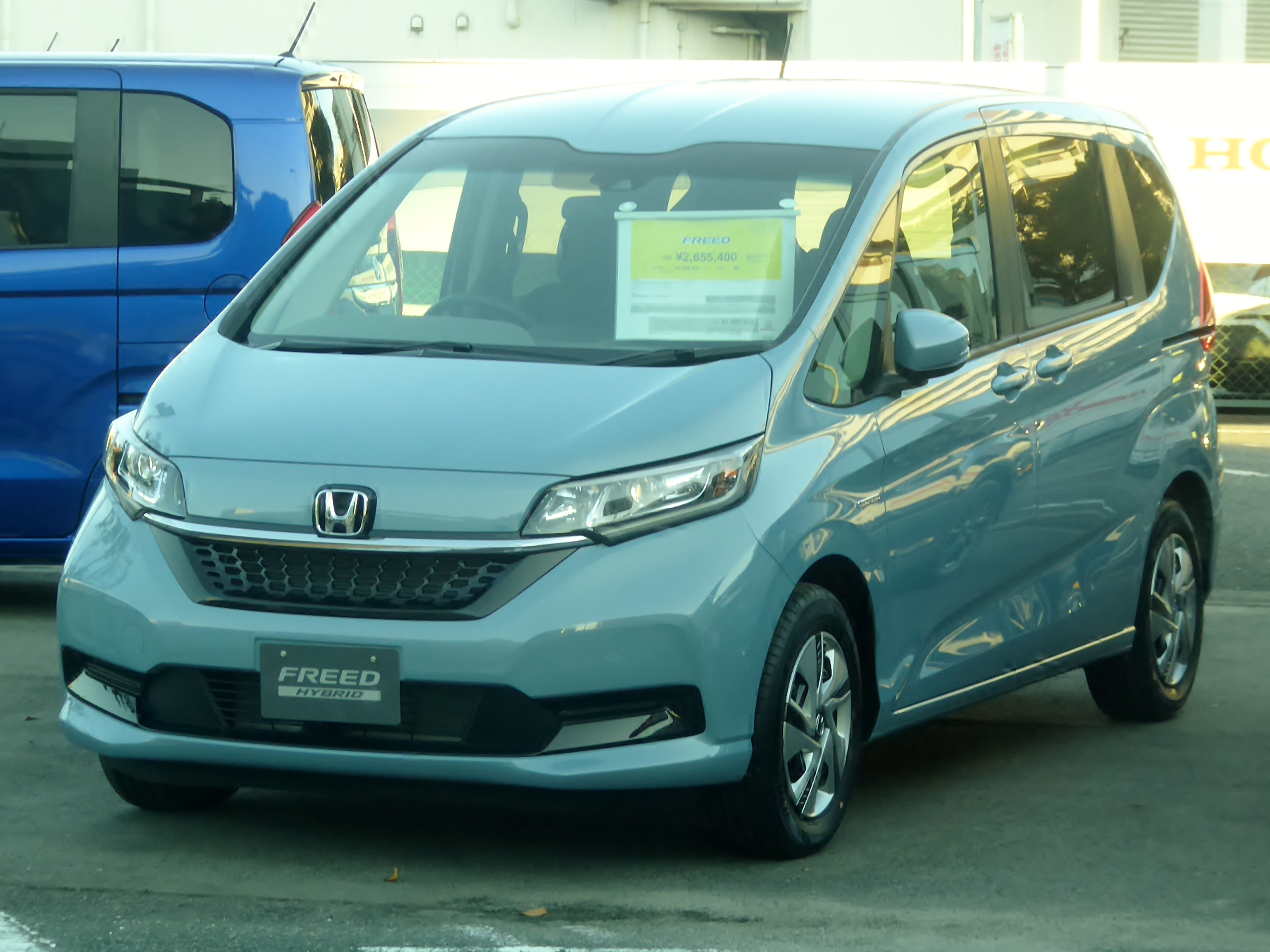 Honda freed gb7. Минивэн голубого цвета. Honda freed расход.