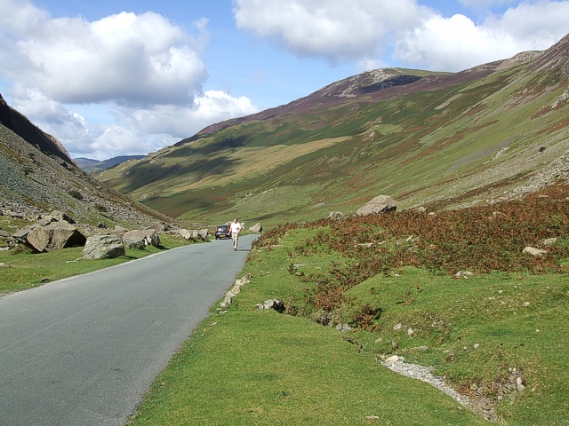 File:Honister Pass between Honister & Yew Crags.jpg