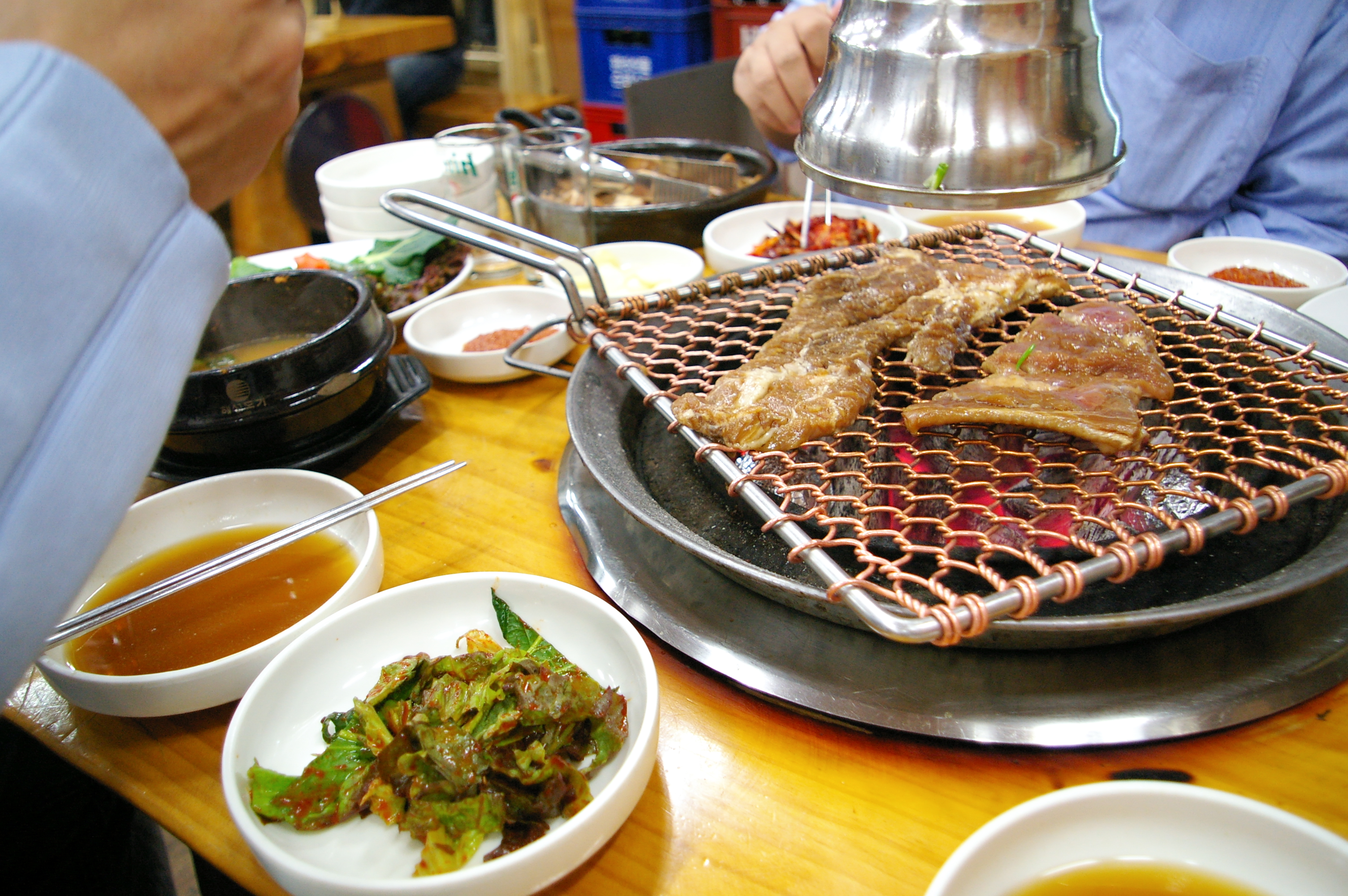 https://upload.wikimedia.org/wikipedia/commons/e/ee/Korean_barbeque-Galbi-16.jpg