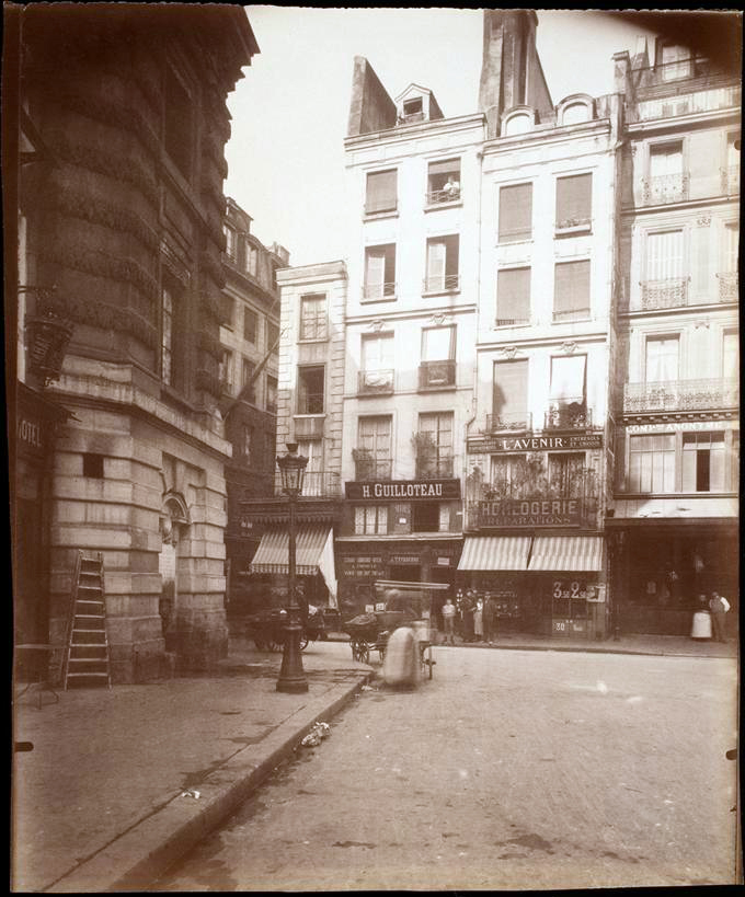 Old black and white photo of a street in Paris.