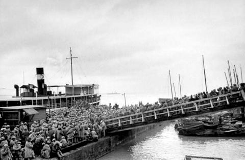 Members of the Republic of China Army board a ship bound for Taiwan in 1949. Author unknown. Public Domain.