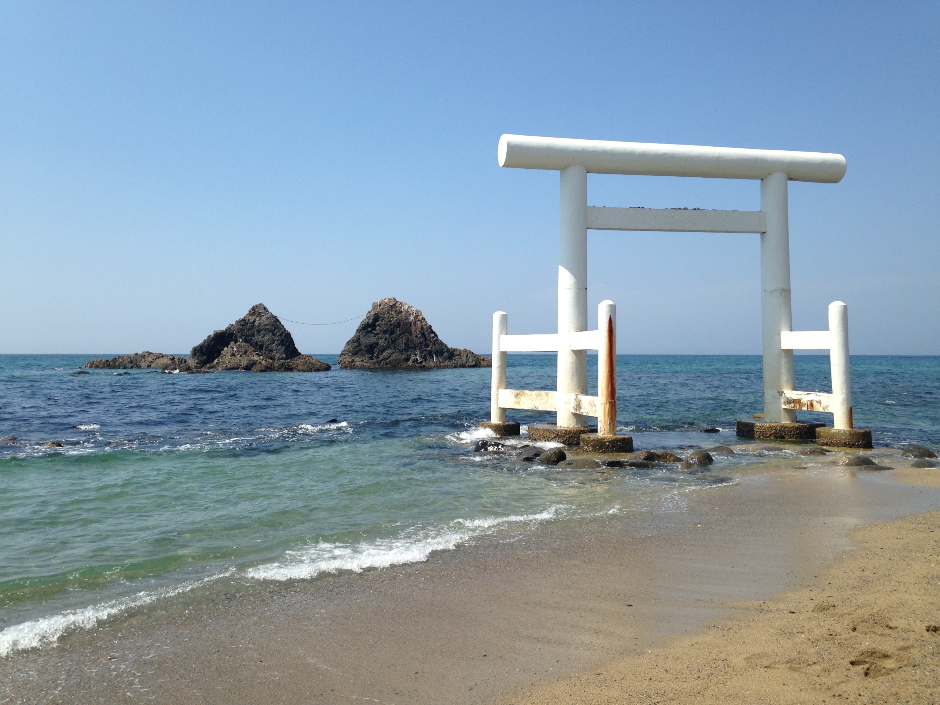 File Meotoiwa Rocks And White Torii Of Futamigaura Beach 13 Jpg Wikimedia Commons