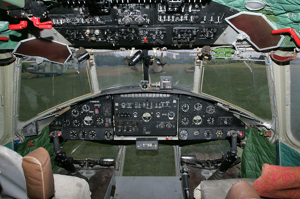 https://upload.wikimedia.org/wikipedia/commons/e/ee/Mil_Mi-10_cockpit.jpg