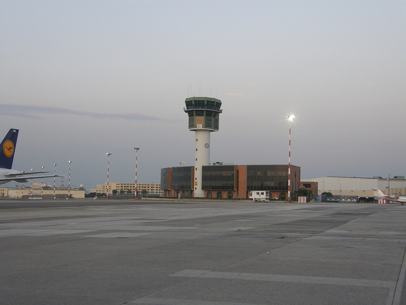 File:Napoli -Airport Control Tower- 2009 by-Raboe 14.jpg