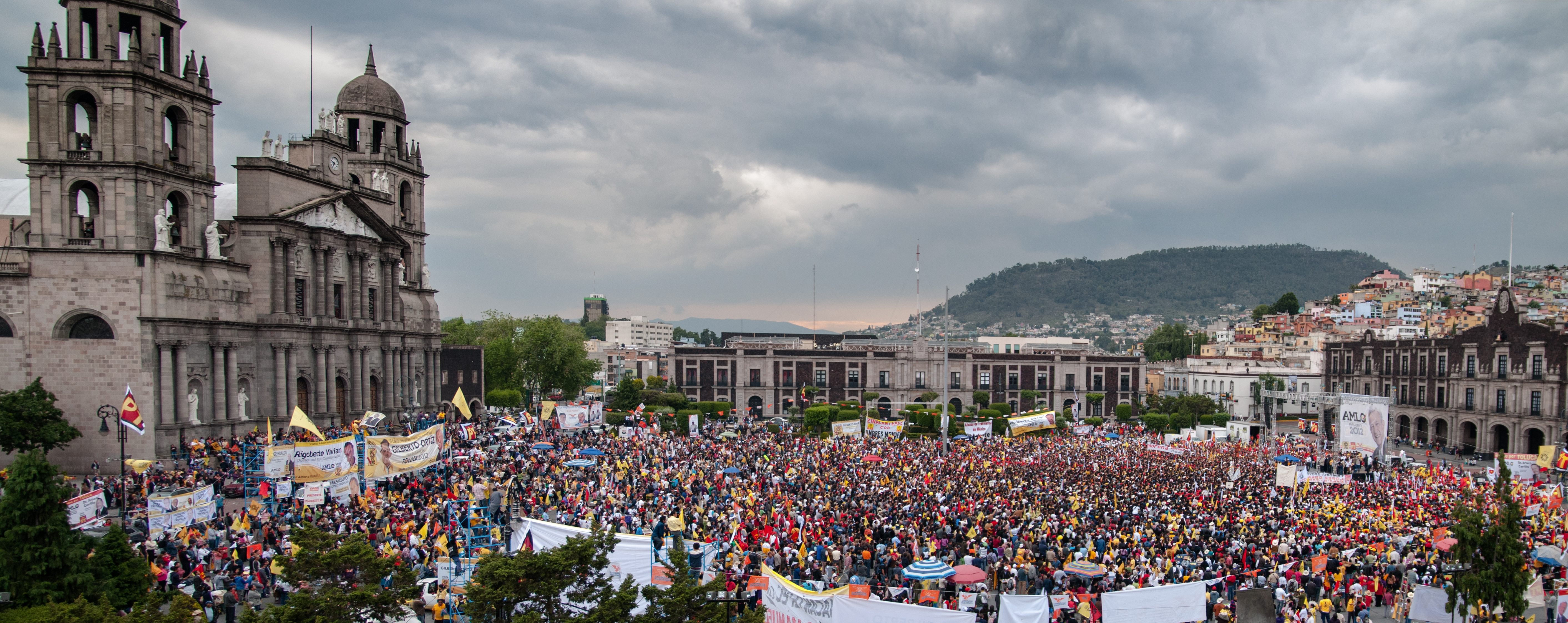 File Panorama De La Plaza De Toluca Llena En El Cierre De Campana