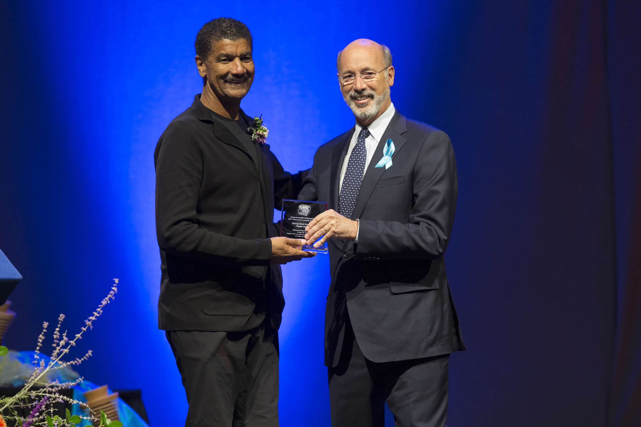 Pepón Osorio receives the Distinguished Arts Award at the 2017 Pennsylvania Governor's Award for the Arts from Governor [[Tom Wolf