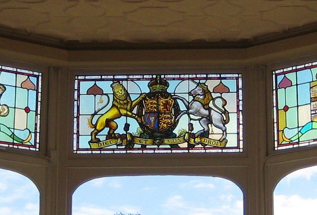 File:Royal coat of arms - Royal Bath Hotel-geograph-2069649.jpg