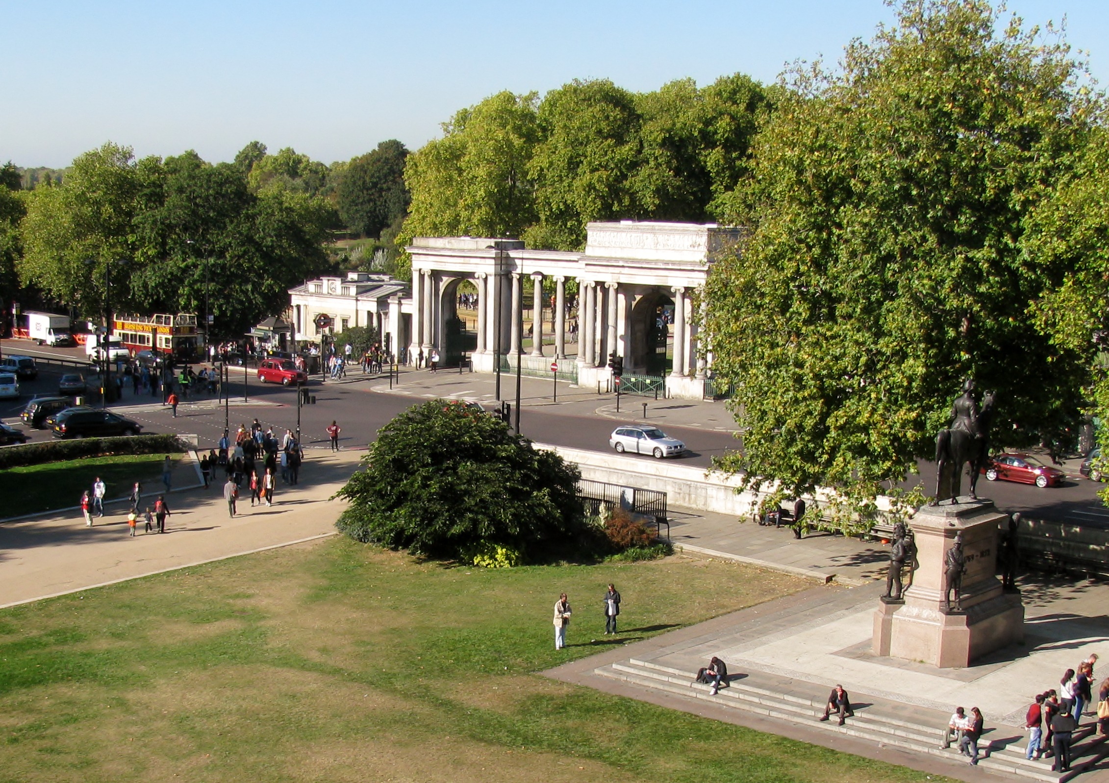 File Screen at Hyde Park Corner Entrance.JPG Wikimedia Commons