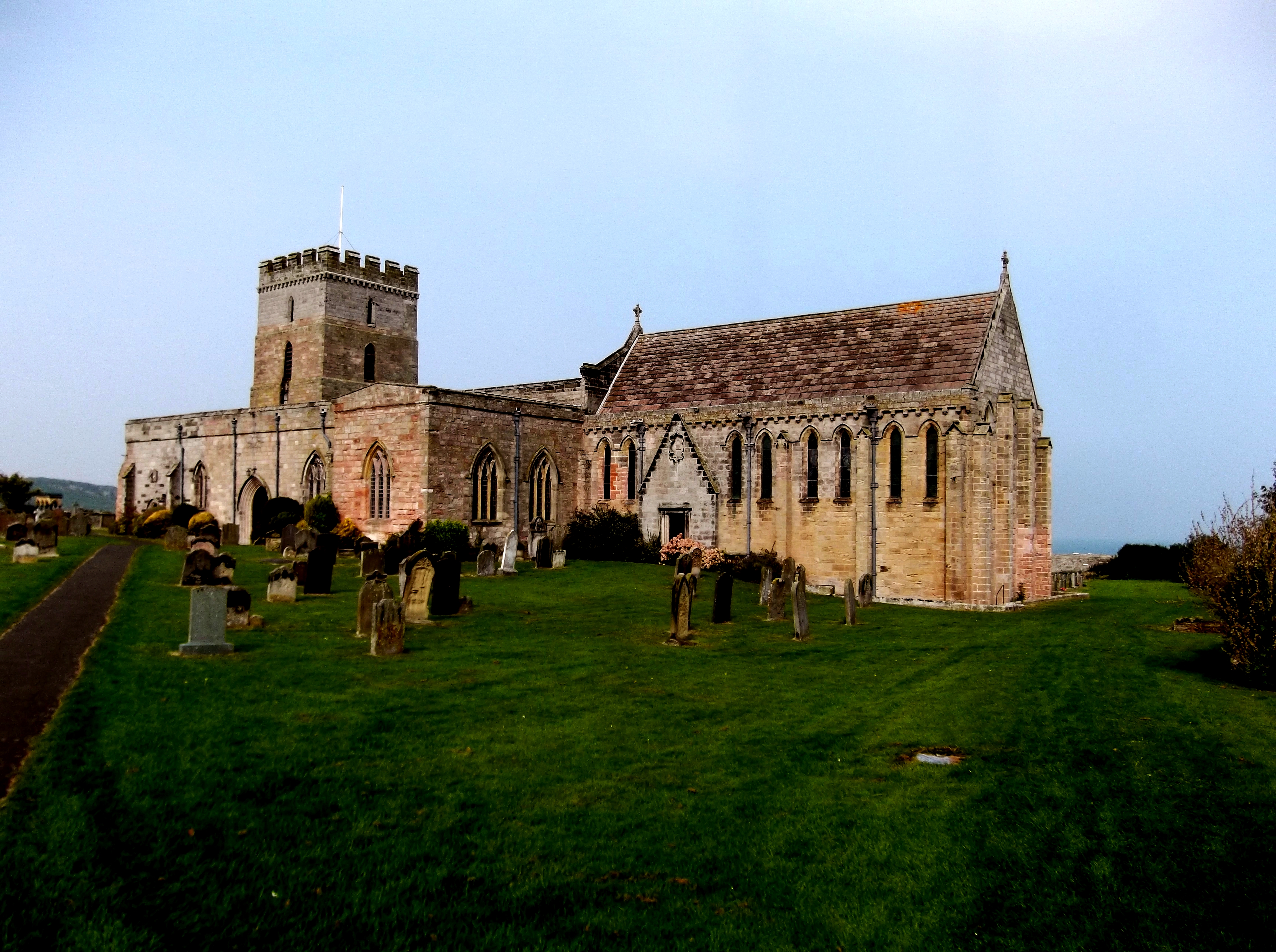 St Aidan’s Church i Bamburgh fra 1100-tallet (wikimedia.org)