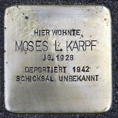 File:Stolperst uhlandstr 38 karpf moses l.jpg