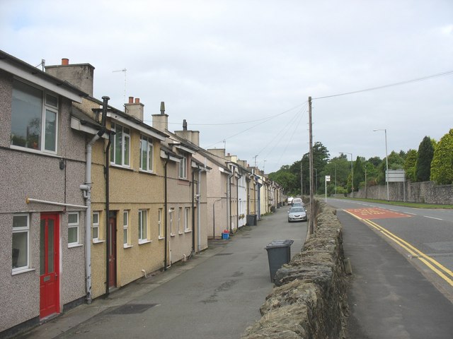 File:Terraced housing alongside the A5 - geograph.org.uk - 868501.jpg