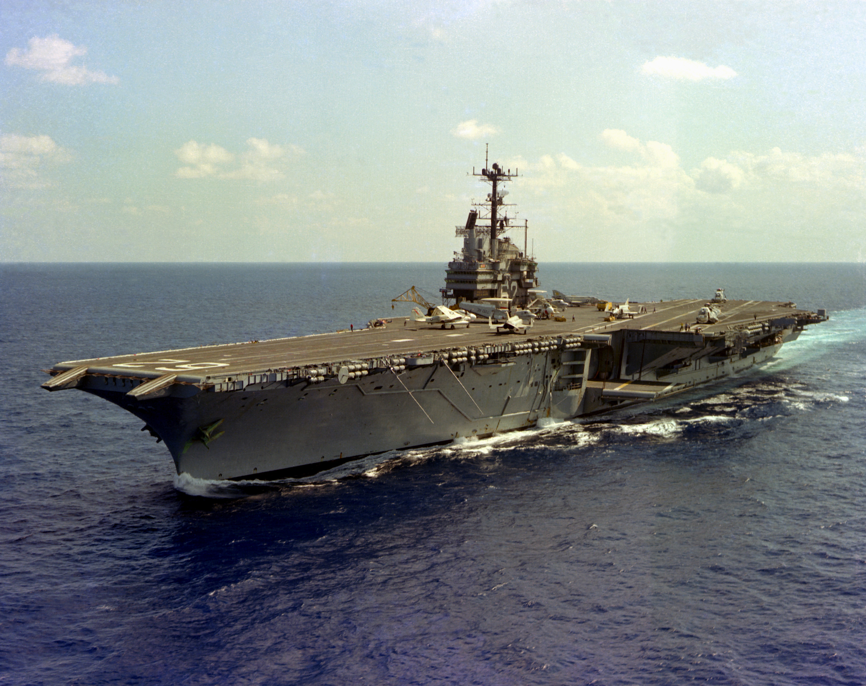 File:USS Independence (CV-62) underway 1979.jpg - Wikimedia Commons