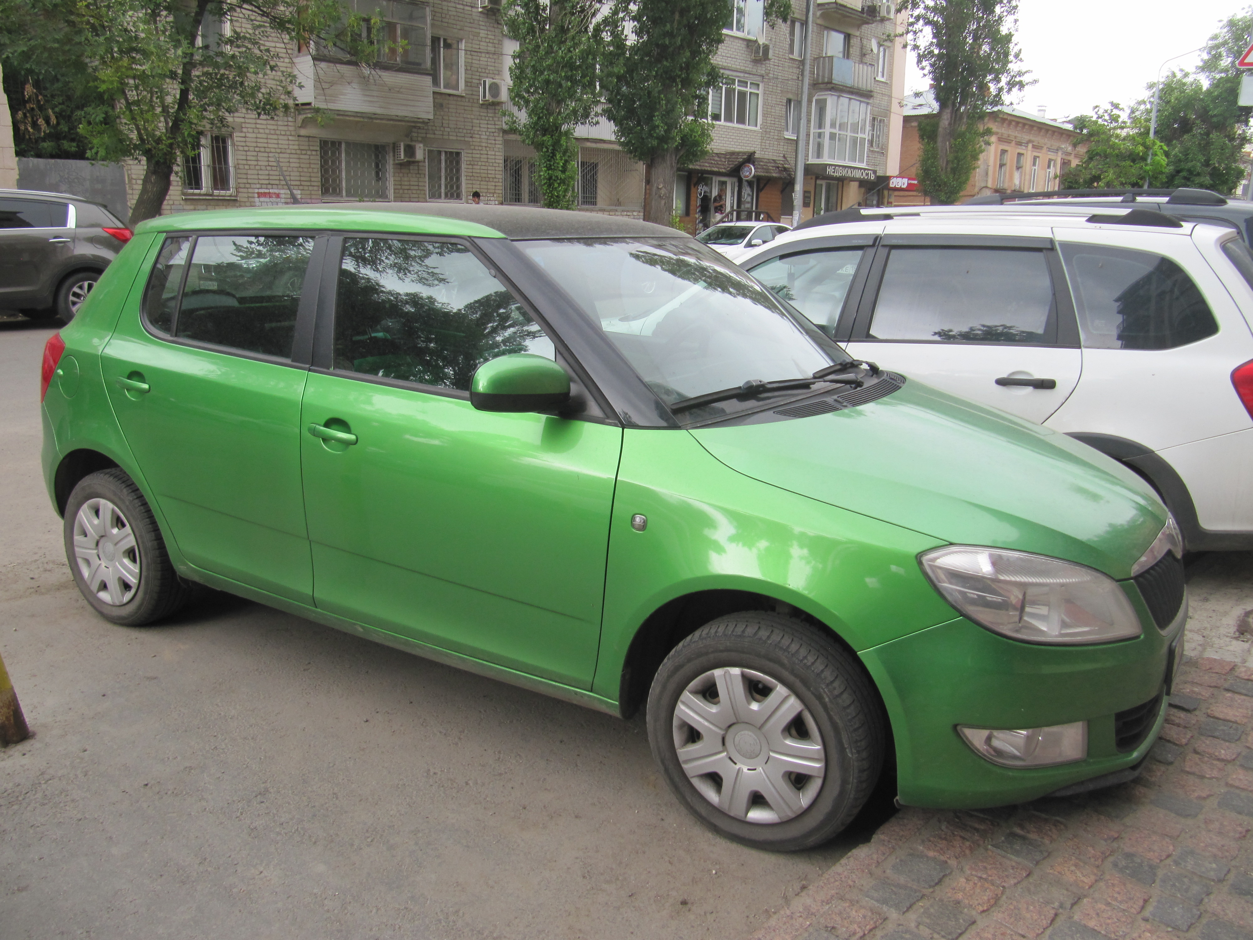 Skoda Fabia зеленая