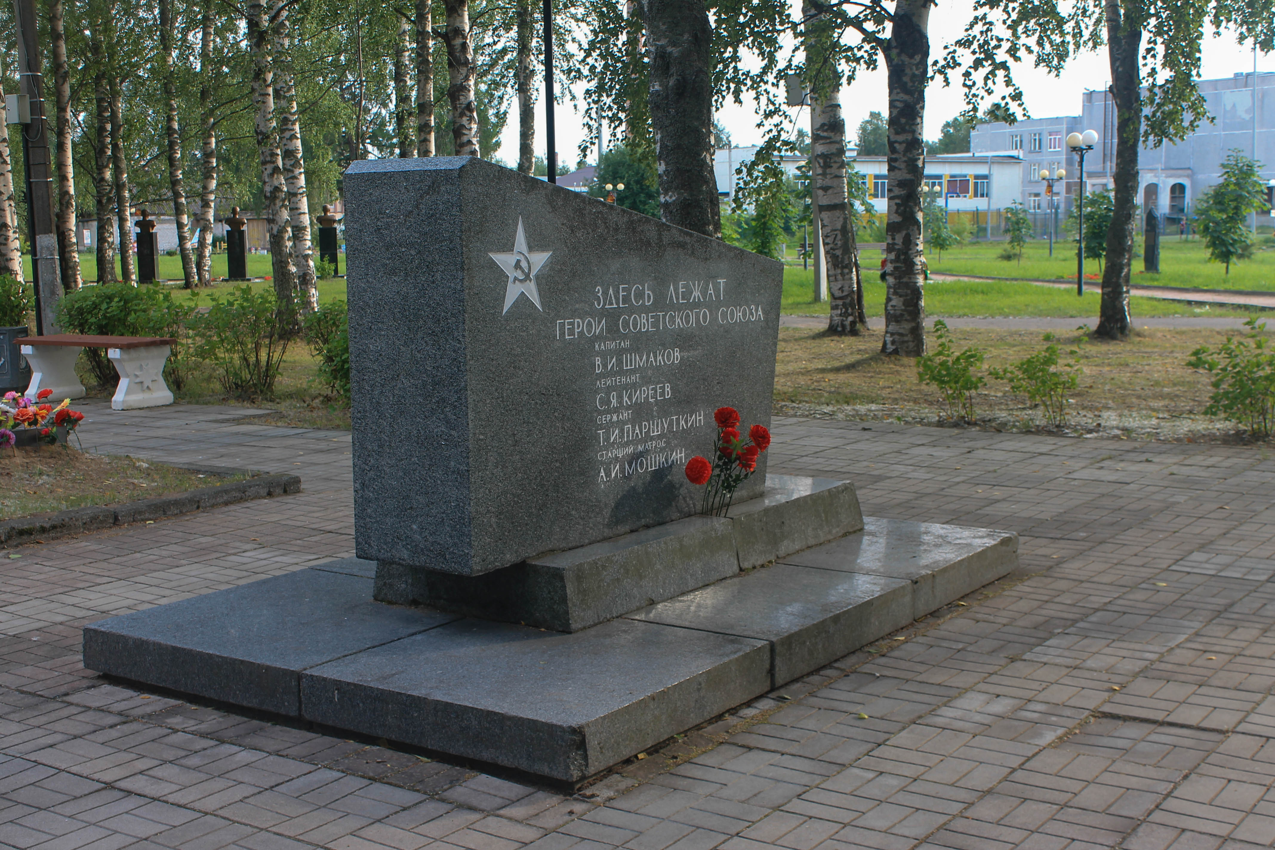 Лодейное село. Братское кладбище Лодейное поле. Аллея героев Лодейное поле. Лодейное поле мемориал. Памятник черный тюльпан Лодейное поле.