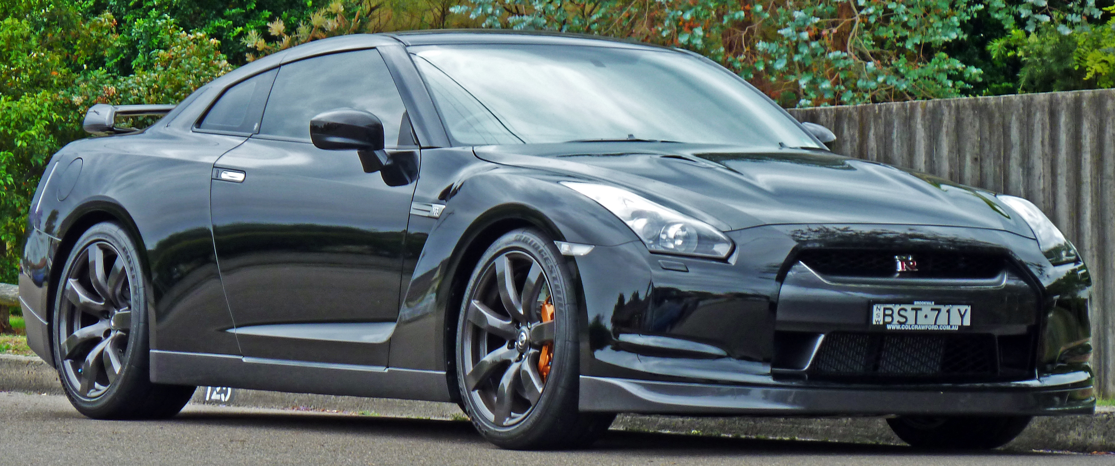 File:2009-2010 Nissan GT-R (R35) coupe 01.jpg - Wikimedia Commons