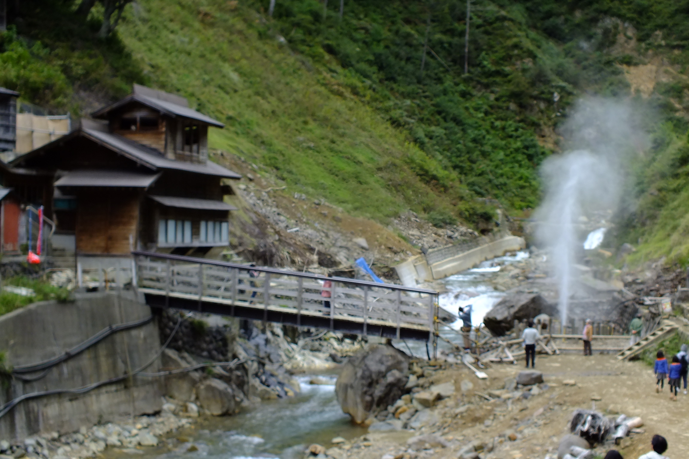 ファイル:2016-10-10 Jigokudani Onsen（地獄谷温泉後楽館と間欠泉 