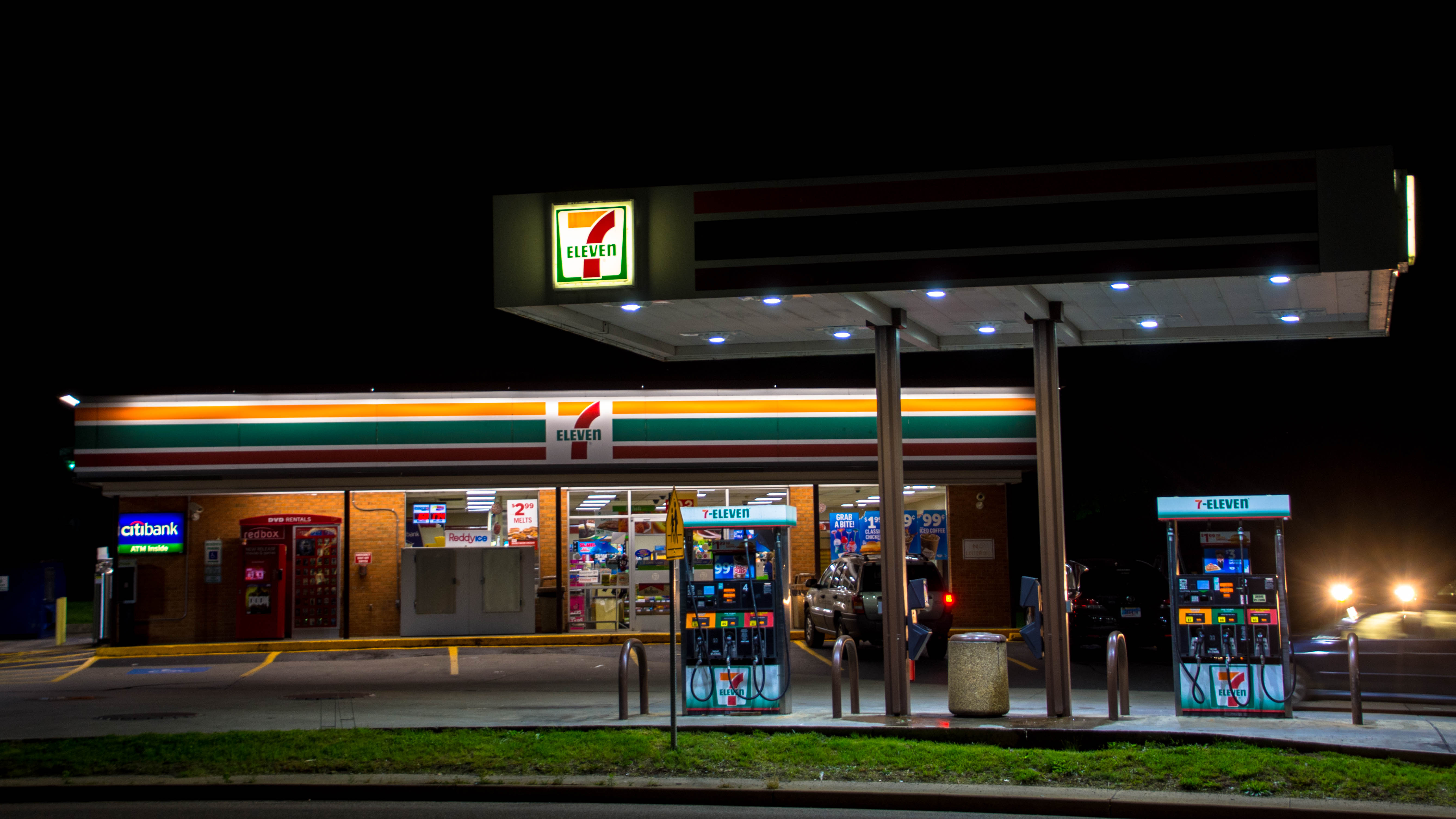 7 11 рядом. 7 Eleven магазин car. Обои cars in 7eleven. Seven Eleven как часть автокультуры. Seven-Eleven Wallpapers.