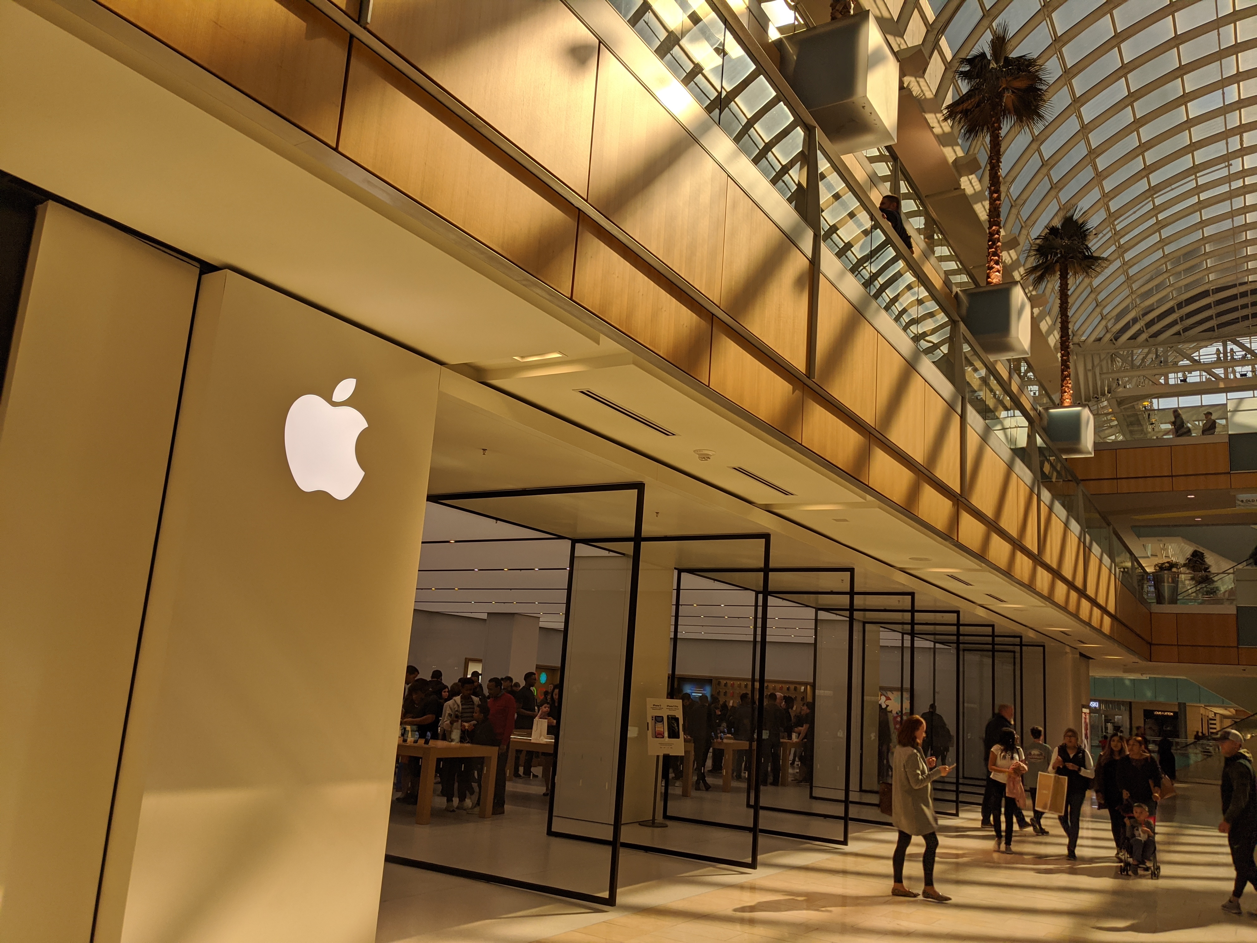 File:AppleStore.jpg - Wikipedia