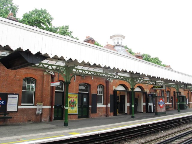 File:Barkingside tube station - platforms (2) - geograph.org.uk - 4081630.jpg