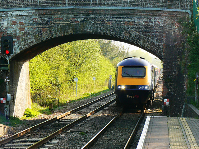 File:Bedwyn railway station in 2009.jpg